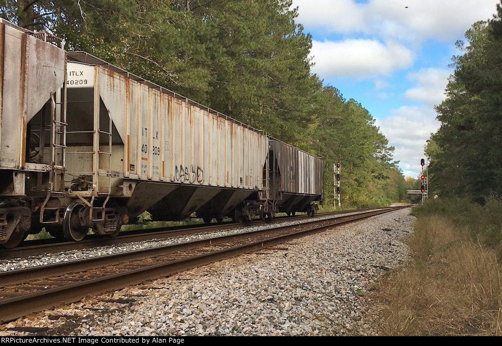 ITLX 40209 and AEX 21937 at the tail end